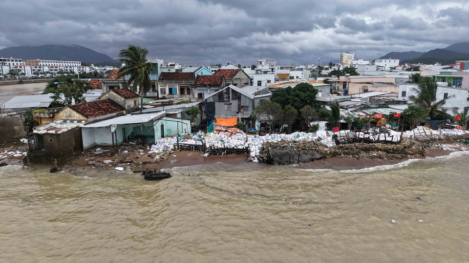 Cồn Nhất Trí bị "bao vây" bởi sóng biển cao 3-4 m. (Ảnh: Đặng Tuấn/TTXVN)
