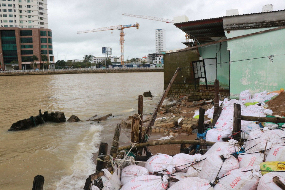 Sóng biển gây ra tình trạng sạt lở tại cồn Nhất Trí (Khánh Hòa). (Ảnh: Đặng Tuấn/TTXVN)