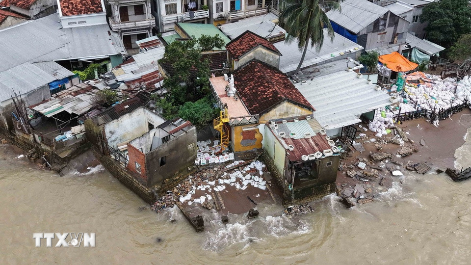 Sóng biển đánh sập nhiều nhà dân ở Cồn Nhất Trí, Nha Trang (Khánh Hòa). (Ảnh: Đặng Tuấn/TTXVN)