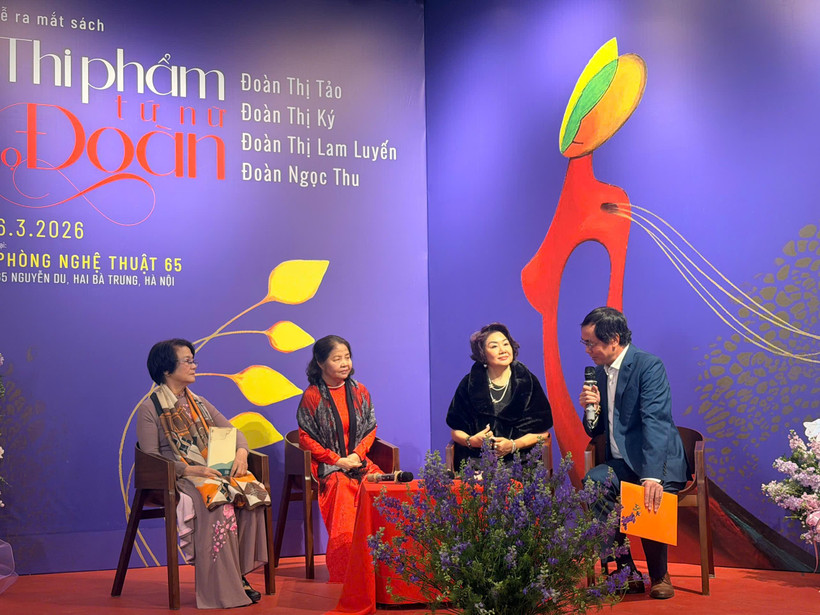 Ba nhà thơ Đoàn Thị Ký, Đoàn Thị Lam Luyến và Đoàn Ngọc Thu trong buổi ra mắt tuyển tập “Thi phẩm tứ nữ họ Đoàn.” (Ảnh: PV/Vietnam+)