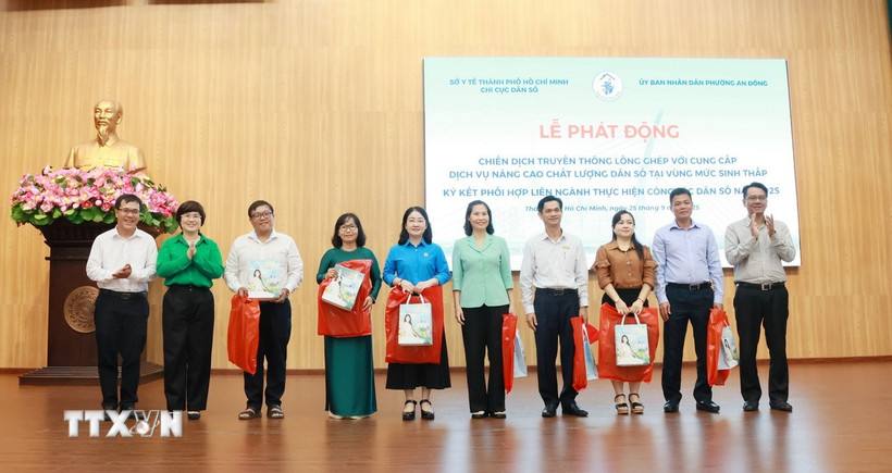 Lãnh đạo Sở Y tế và Chi cục Dân số Thành phố Hồ Chí Minh biểu dương các tập thể, cá nhân có nhiều đóng góp trong công tác dân số. (Ảnh: Đinh Hằng/TTXVN)