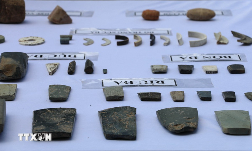 Những hiện vật tiêu biểu được khai quật năm 2025 tại di tích khảo cổ Mán Bạc, xã Đồng Thái, tỉnh Ninh Bình. (Ảnh: Thùy Dung/TTXVN)