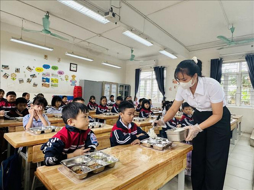 Học sinh Trường Tiểu học Chi Đông (xã Quang Minh, Hà Nội) ăn bán trú. (Ảnh: Nguyễn Cúc/TTXVN)