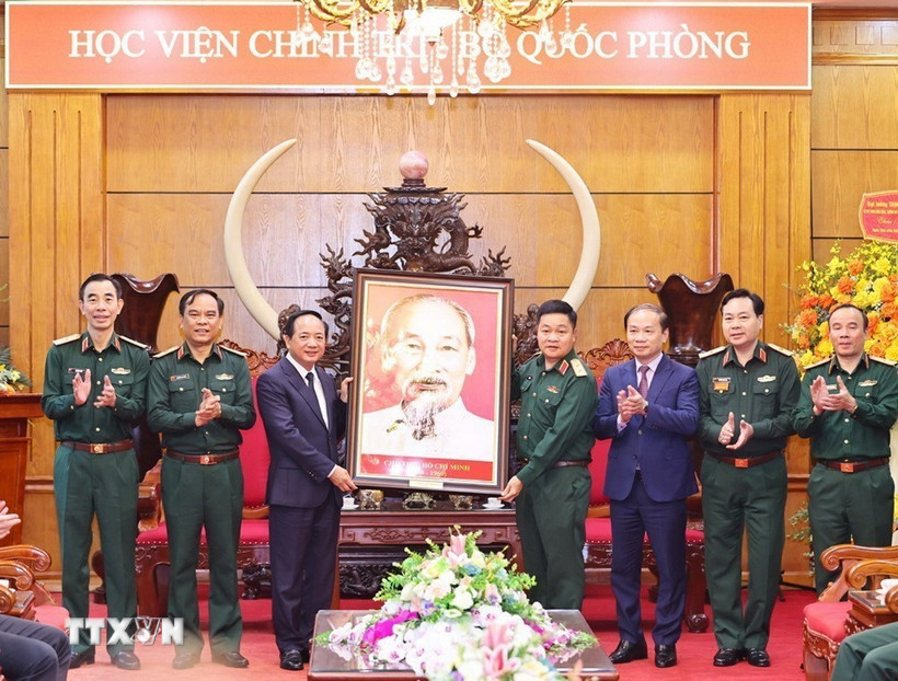 Đại tướng Trịnh Văn Quyết, Bí thư Trung ương Đảng, Trưởng Ban Tuyên giáo và Dân vận Trung ương tặng hoa và quà lưu niệm cho lãnh đạo Học viện Chính trị, Bộ Quốc phòng nhân ngày Nhà giáo Việt Nam 20/11. (Ảnh: Minh Đức/TTXVN)