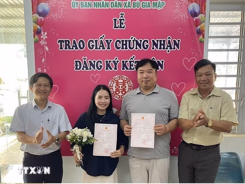 Trung tâm Phục vụ hành chính công xã Bù Gia Mập trao giấy kết hôn với người nước ngoài. (Ảnh: K GỬIH/TTXVN)