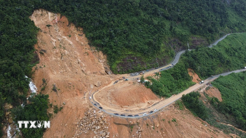 Vị trí đèo Khánh Lê đoạn qua địa phận tỉnh Khánh Hòa bị sạt lở nghiêm trọng. (Ảnh: Đặng Tuấn/TTXVN)