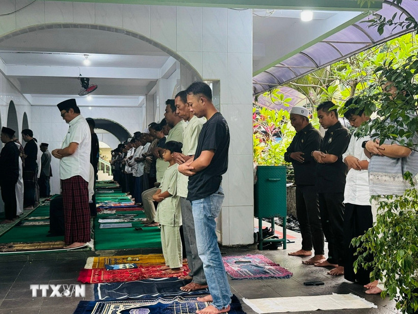 Các tín đồ hành lễ bên thềm Nhà thờ Nurul Hidayah ở Jakarta vì bên trong đã kín chỗ. (Ảnh: Đỗ Quyên/TTXVN)
