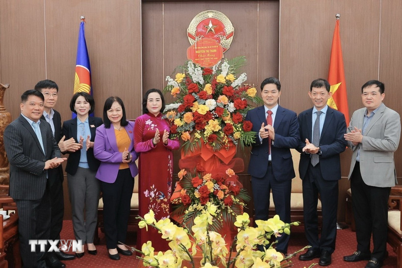 Phó Chủ tịch Quốc hội Nguyễn Thị Thanh thăm và chúc mừng Ngày Thầy thuốc Việt Nam 27/2 tại Bộ Y tế. (Ảnh: Minh Quyết/TTXVN)