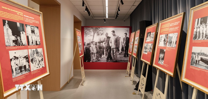 Không gian triển lãm ảnh "Chủ tịch Hồ Chí Minh ở Quảng Tây, Trung Quốc" trong khuôn khổ sự kiện Tuần lễ văn hóa, du lịch, khoa học và công nghệ Quảng Tây (Trung Quốc). (Ảnh: Ngọc Bích/TTXVN)