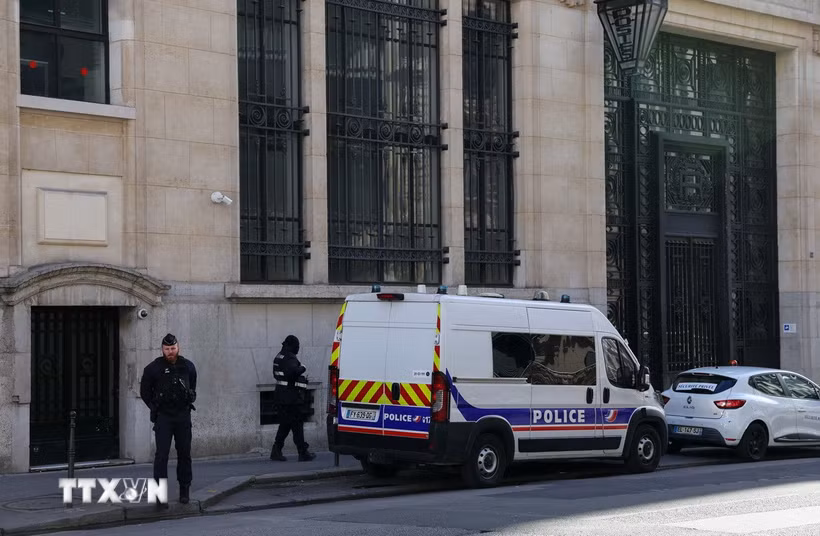 Cảnh sát được triển khai bên ngoài chi nhánh ngân hàng Bank of America tại thủ đô Paris, Pháp, ngày 28/3/2026. (Ảnh: THX/TTXVN)