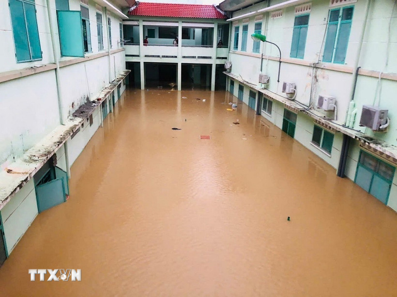 Bệnh viện Bệnh Nhiệt đới tỉnh Khánh Hòa ngập sâu trong nước hôm 19-20/11, khiến nhiều phòng chức năng, máy móc hư hỏng nặng. (Ảnh: TTXVN phát)