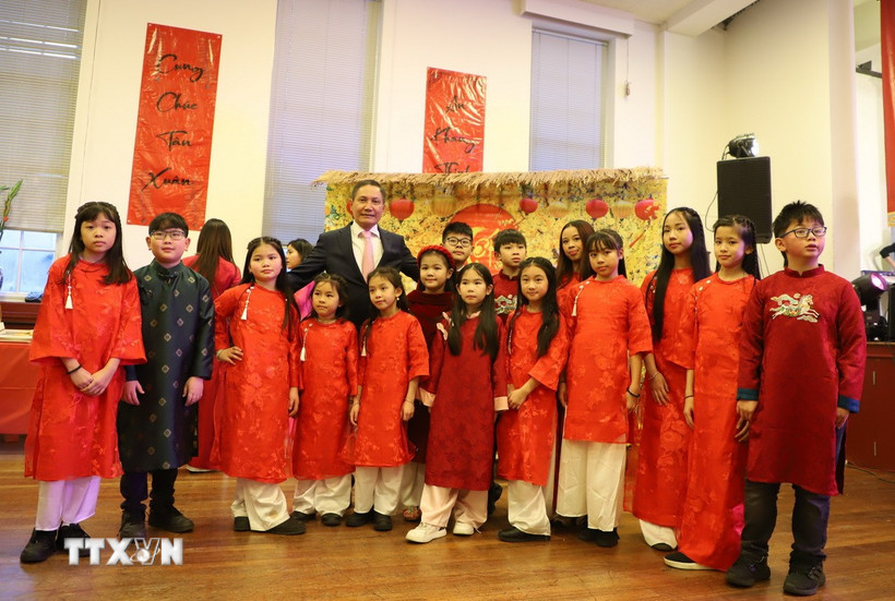Đại sứ Đỗ Minh Hùng chụp ảnh lưu niệm với các cháu thiếu nhi của Cộng đồng người Việt Nam tại Anh. (Ảnh: Hữu Tiến/TTXVN)