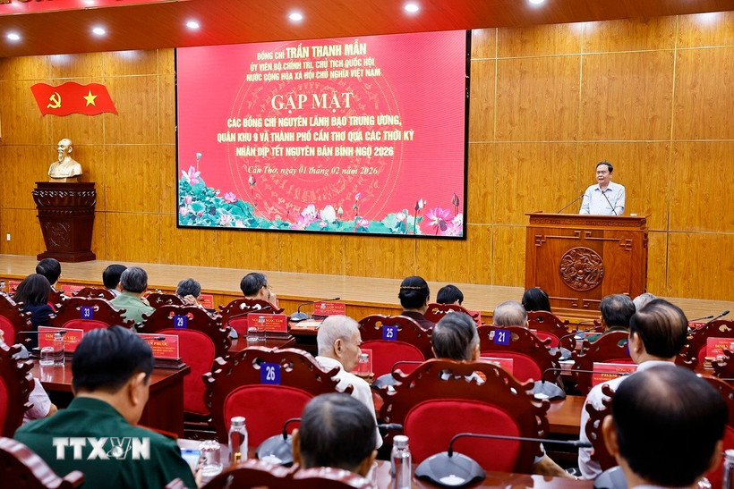 Chủ tịch Quốc hội Trần Thanh Mẫn gặp mặt các đồng chí lãnh đạo, nguyên lãnh đạo thành phố qua các thời kỳ. (Ảnh: Doãn Tấn/TTXVN)