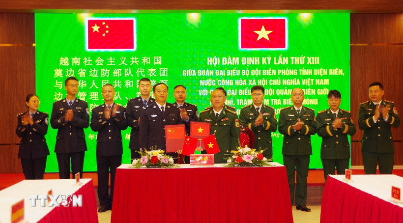 Đại diện hai bên trao biên bản ghi nhớ Hội đàm. (Ảnh: TTXVN phát)