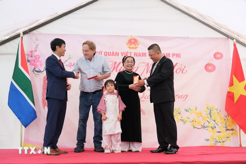 Đại sứ quán Việt Nam tại Nam Phi mừng năm mới cho đại diện người cao tuổi. (Ảnh: Hồng Minh/TTXVN)