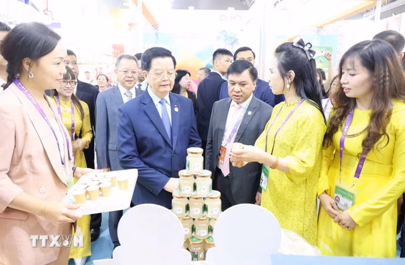 Phó Thủ tướng Chính phủ Mai Văn Chính tham quan các gian hàng Việt Nam tham gia tại CAEXPO lần thứ 22. (Ảnh: Công Tuyên/TTXVN)