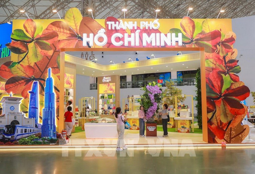 Gian hàng trưng bày, quảng bá sản phẩm đặc trưng, tiêu biểu của Thành phố Hồ Chí Minh thu hút đông đảo người dân và du khách tới tham quan, mua sắm. (Ảnh: Phan Phương/TTXVN)