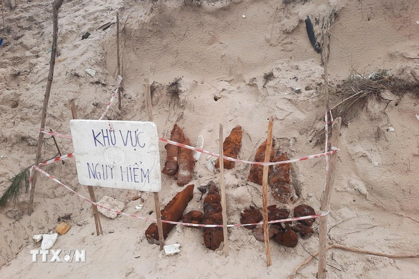 Đồn Biên phòng Triệu Vân (Bộ đội Biên phòng Quảng Trị) và các đơn vị chức năng đã khoanh vùng hiện trường, cắm biển cảnh báo nguy hiểm. (Ảnh: TTXVN phát)