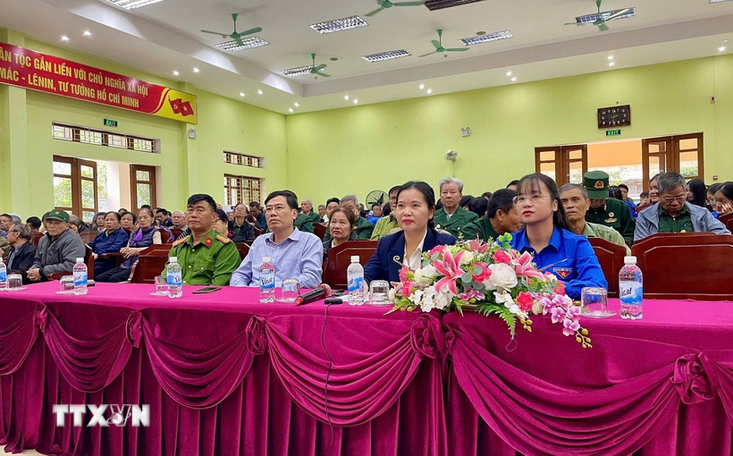 Lớp học "Bình dân học vụ số" tại điểm cầu phường Trần Lãm (tỉnh Hưng Yên) thu hút 400 cán bộ, đoàn viên và người dân tham gia. (Ảnh: Thu Hoài/TTXVN)