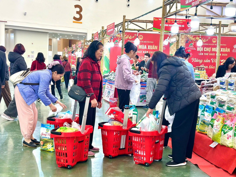 Người dân háo hức mua sắm các sản phẩm tại Hội chợ. (Nguồn: Vietnam+)