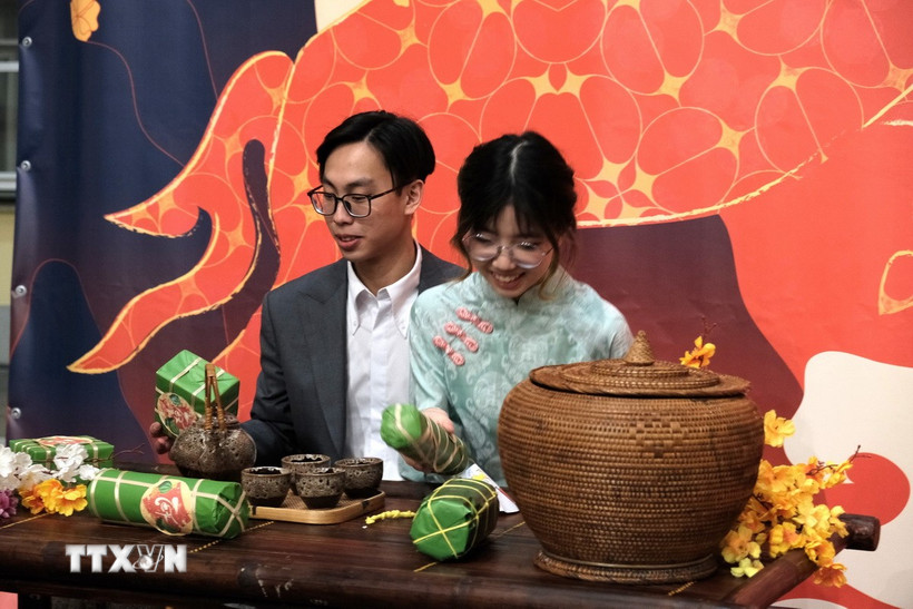 Gian hàng được bài trí đậm chất truyền thống của Việt Nam. (Ảnh: Trần Hải/TTXVN)