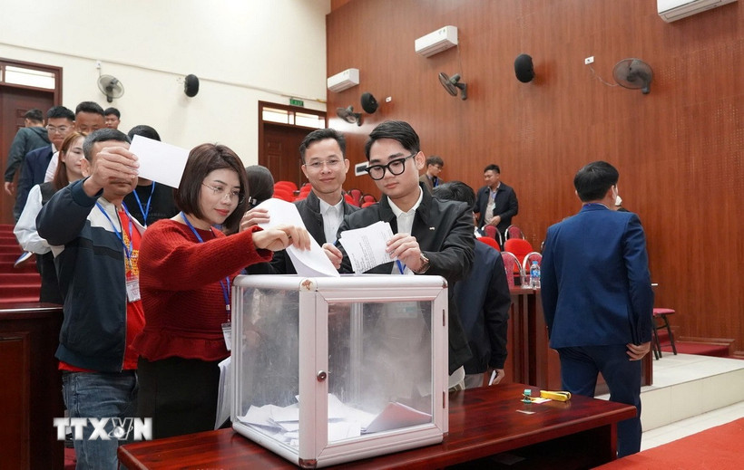 Khách hàng bỏ phiếu các lô đất tại phiên đấu giá. (Ảnh: Minh Nghĩa/TTXVN)