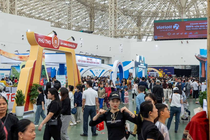 Đông đảo du khách đến tham quan Hội chợ Mùa Thu. (Ảnh: Vietnam+)