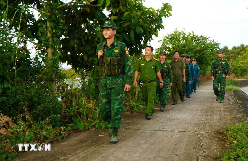 Lực lượng chức năng tuần tra, kiểm soát khu vực biên giới thuộc phường Thường Lạc (tỉnh Đồng Tháp). (Ảnh: Nhựt An/TTXVN)