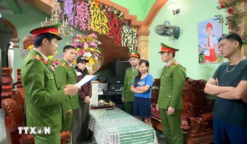 Công an tỉnh Lai Châu thi hành Lệnh bắt bị can để tạm giam đối với Nguyễn Thị Nga. (Ảnh: TTXVN phát)