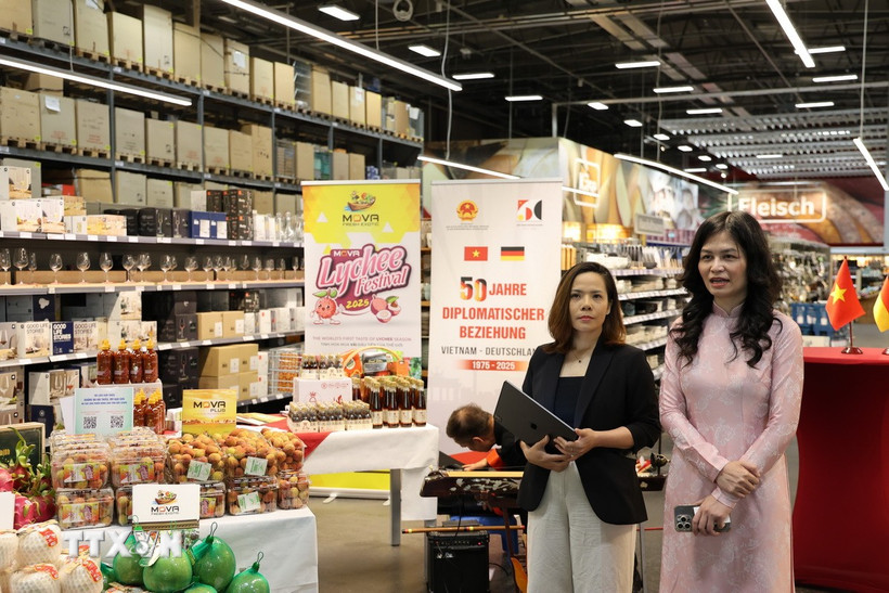 Tham tán Thương mại Việt Nam tại CHLB Đức, Đặng Thị Thanh Phương (phải), tại sự kiện Ngày Hàng Việt Nam tại siêu thị Selgros Lichtenberg ở Berlin. (Ảnh: Phương Hoa/TTXVN).