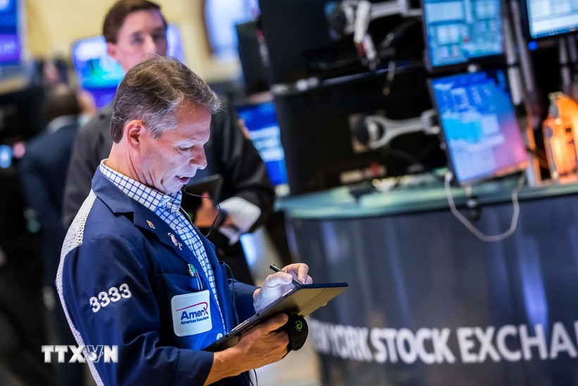 Giao dịch viên tại sàn chứng khoán New York, Mỹ. (Ảnh: THX/TTXVN)
