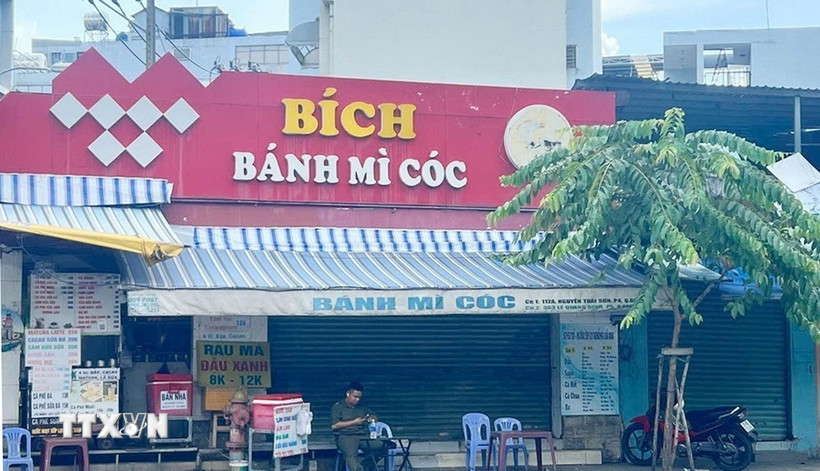 Tiệm Bánh mỳ cóc cô Bích tại địa chỉ 112A Nguyễn Thái Sơn đã tạm ngừng kinh doanh sau khi nhiều người nhập viện do ngộ độc thực phẩm. (Ảnh: Đinh Hằng/TTXVN)