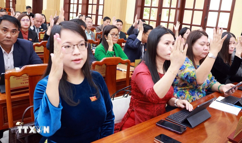 Các đại biểu biểu quyết dừng chủ trương đầu tư dự án Đầu tư xây dựng sân bay Phan Thiết, tỉnh Bình Thuận (cũ). (Ảnh: TTXVN phát)