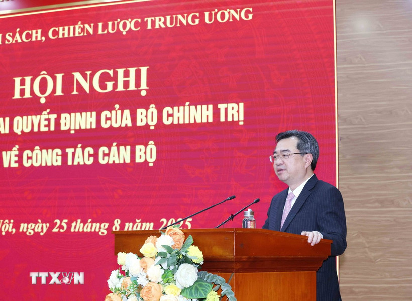 Đồng chí Nguyễn Thanh Nghị, Uỷ viên Trung ương Đảng, Trưởng Ban Chính sách, Chiến lược Trung ương phát biểu tại hội nghị.( Ảnh: Phương Hoa/TTXVN)