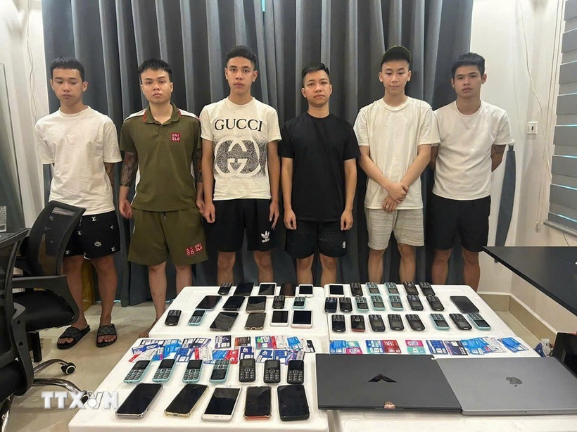 Các đối tượng và tang vật trong đường dây cho vay nặng lãi quy mô trên toàn quốc với số tiền 44 tỷ đồng bị lực lượng chức năng thành phố Đà Nẵng đã triệt phá thành công. (Ảnh: TTXVN phát)