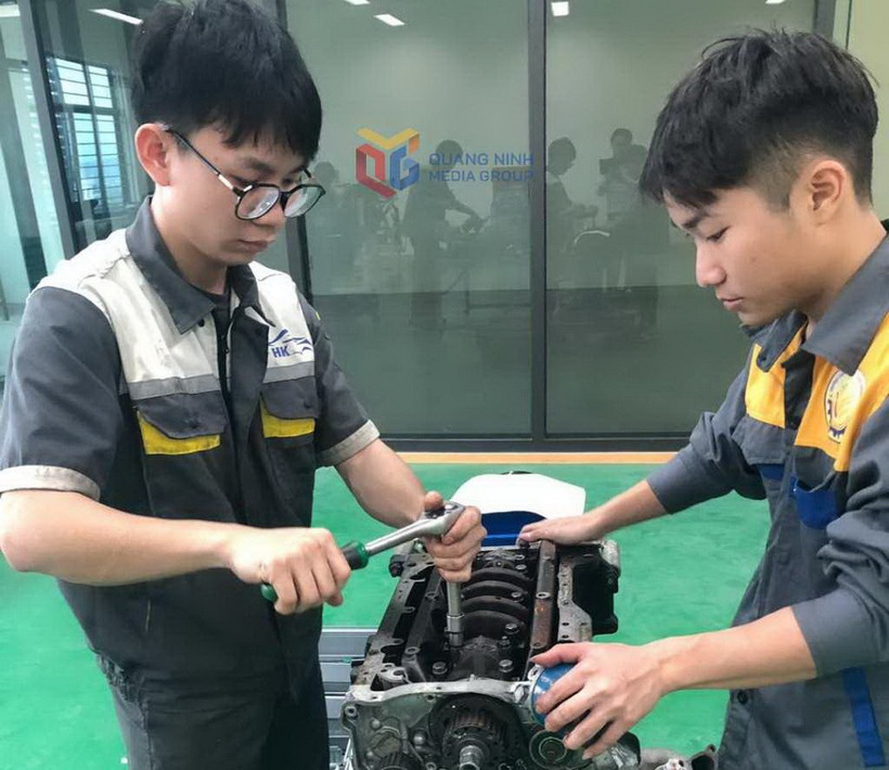 Giờ học của sinh viên lớp cao đẳng công nghệ ô tô K7A1, K7A2, Trường Cao đẳng Việt - Hàn Quảng Ninh.