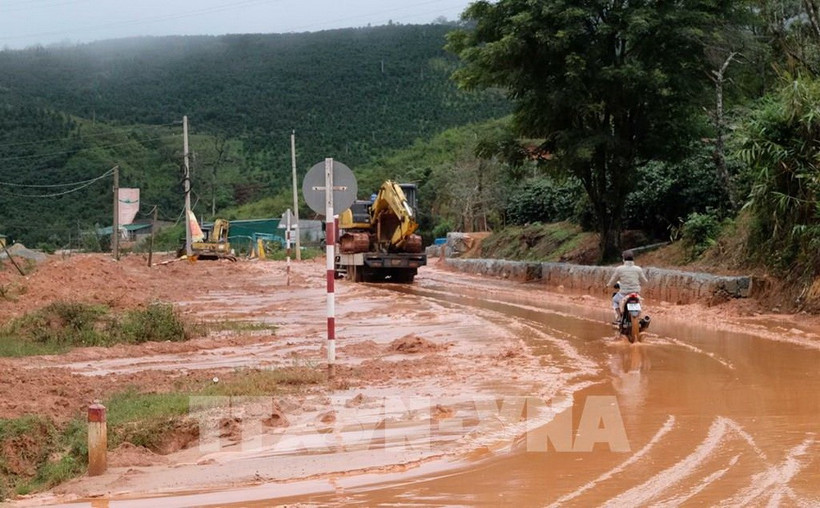 Bùn đất tràn xuống che lấp hoàn toàn gần 200m đường Trường Sơn Đông (đoạn qua thôn Lán Tranh, xã dung K’Nớ). (Ảnh: Nguyễn Dũng/TTXVN)