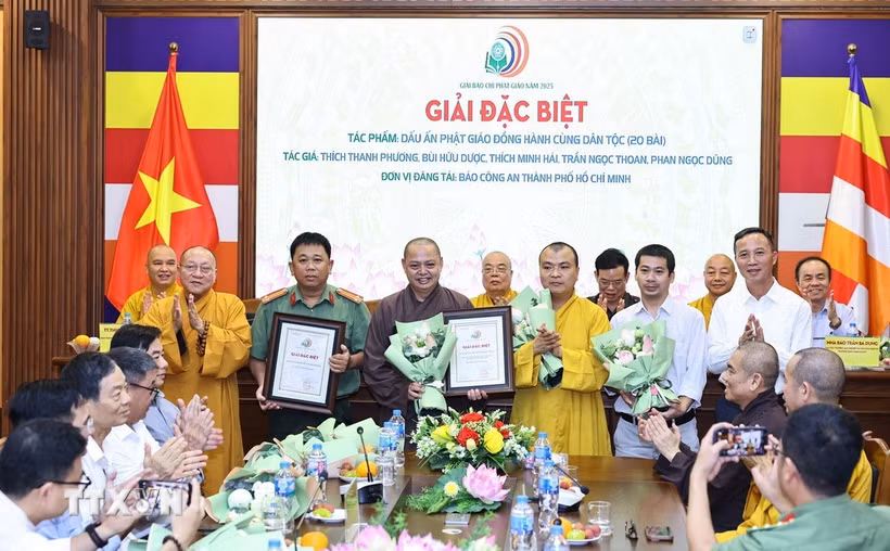 Ban tổ chức trao giải Đặc biệt cho các tác giả với tác phẩm Dấu ấn Phật giáo đồng hành cùng dân tộc. (Ảnh: Minh Đức/TTXVN)