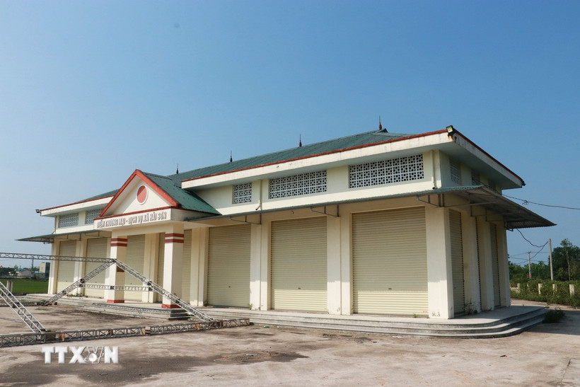 Công trình khang trang này hoàn thành xây dựng giữa năm 2023, nhưng đến nay vẫn trong tình trạng “cửa đóng then cài” vắng bóng tiểu thương, không một hoạt động mua bán. (Ảnh: Tường Vi/TTXVN)