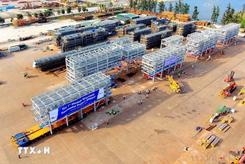 Lô hàng 1.200 tấn Module được Công ty TNHH Công nghiệp nặng Doosan Enerbility Việt Nam (Doosan Vina), Khu kinh tế Dung Quất, xã Bình Thuận, huyện Bình Sơn, tỉnh Quảng Ngãi xuất khẩu sang Singapore. (Ảnh: TTXVN phát)