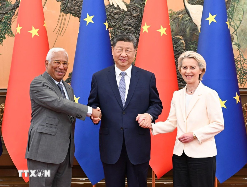 Chủ tịch Trung Quốc Tập Cận Bình (giữa), Chủ tịch Hội đồng châu Âu Antonio Costa (trái) và Chủ tịch Ủy ban châu Âu Ursula von der Leyen tại cuộc gặp ở Bắc Kinh ngày 24/7/2025. (Ảnh: THX/TTXVN) 