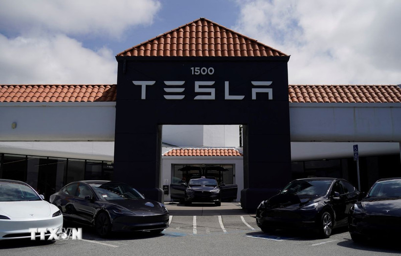Một cửa hàng của hãng xe điện Tesla ở San Mateo, California, Mỹ. (Ảnh: THX/TTXVN)