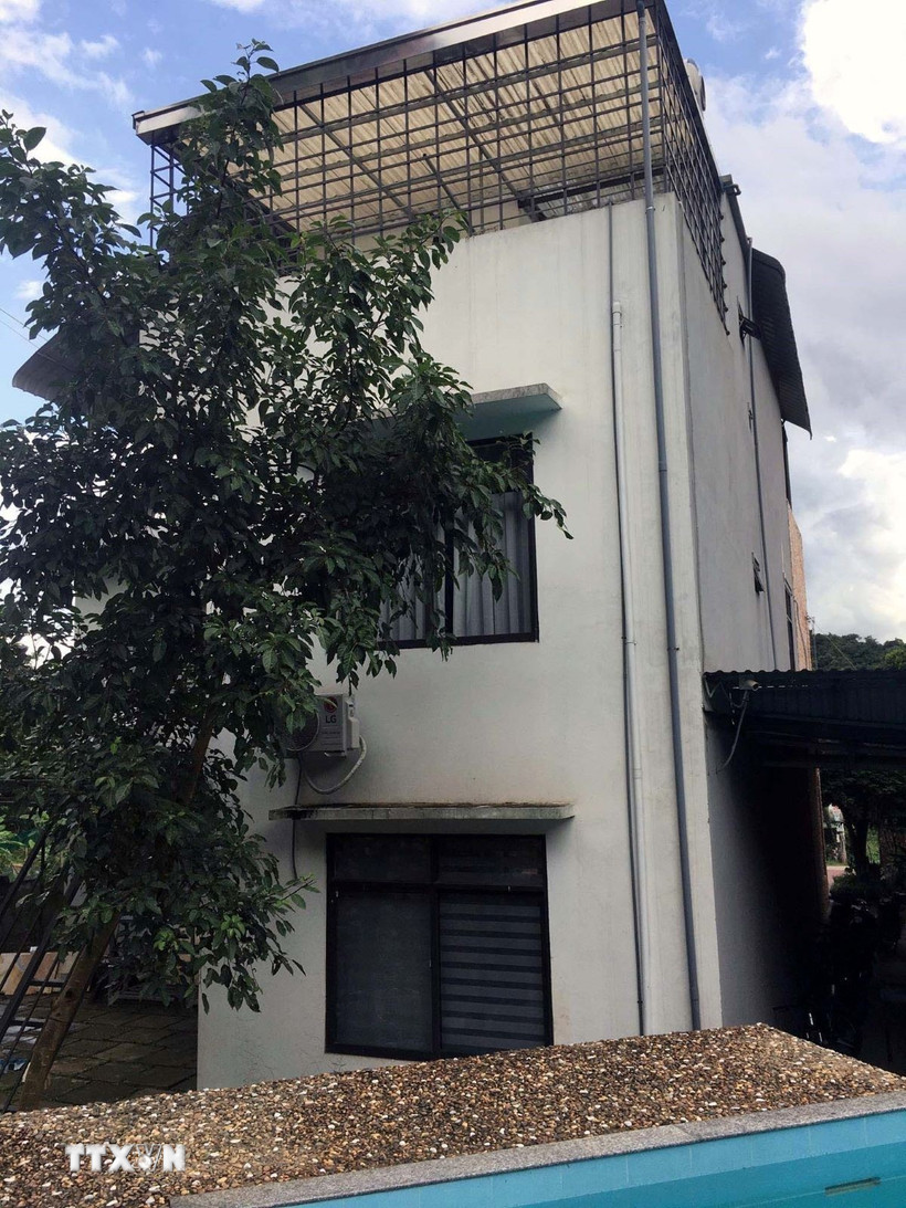 Khách sạn Cúc Phương Mebi Hotel, nơi cháu An bị ngã xuống từ tầng 2. (Ảnh: Đại Nghĩa/TTXVN)