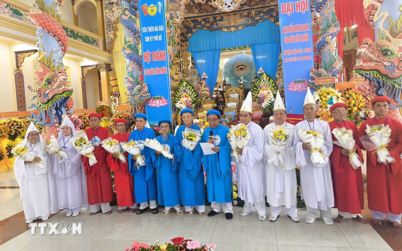 Ban Thường trực Hội thánh Cao Đài Tiên Thiên nhiệm kỳ 2025-2030 ra mắt Đại hội. (Ảnh: Huỳnh Phúc Hậu/TTXVN)