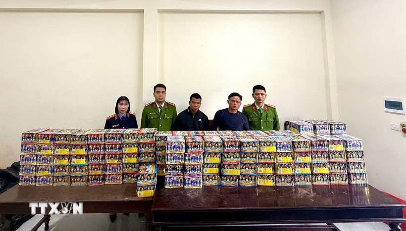 Các đối tượng và tang vật bị thu giữ tại Cơ quan điều tra. (Ảnh: TTXVN phát)