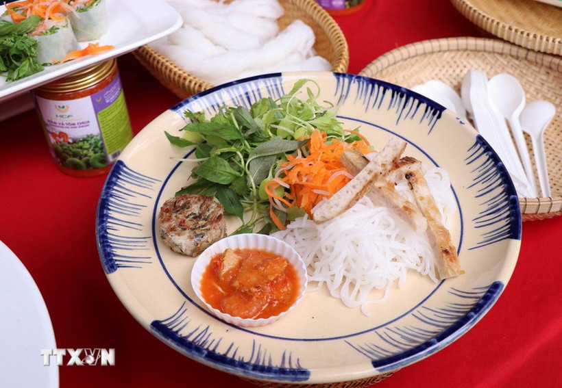 Để sợi bún Vân Cù không chỉ dừng lại ở "miền ký ức" Bún Vân Cù được chế biến thành nhiều món ăn độc đáo mang đậm văn hóa xứ Huế. (Ảnh: Tường Vi/TTXVN)