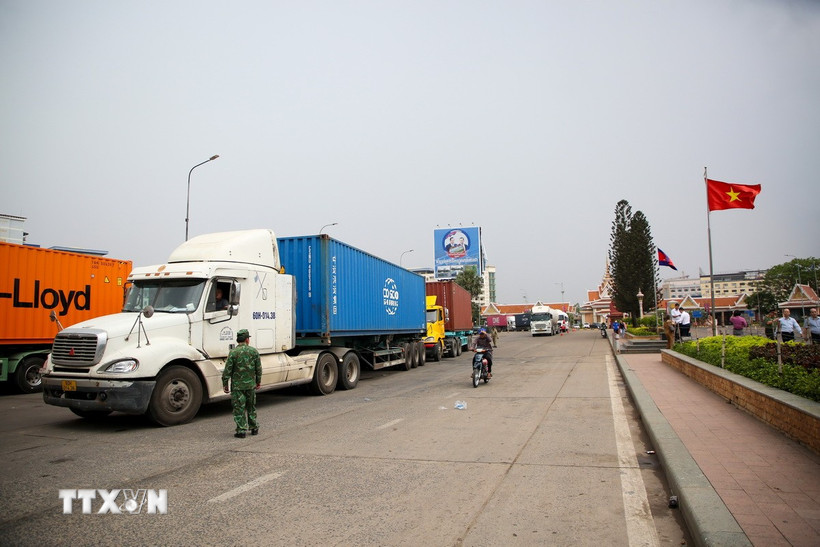 Hoạt động giao thương nhộn nhịp trên tuyến biên giới Việt Nam-Campuchia, góp phần hướng tới mục tiêu kim ngạch 20 tỷ USD. (Ảnh: Giang Phương/TTXVN)