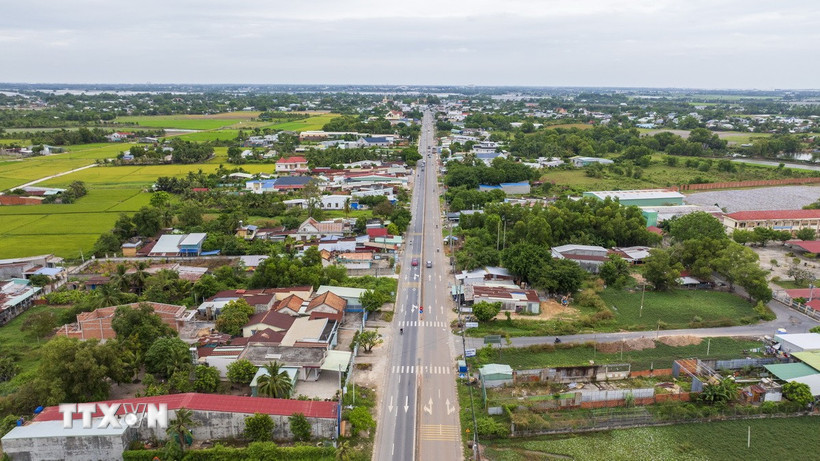 Quốc lộ 22B, tuyến đường huyết mạch nối Thành phố Hồ Chí Minh với Cửa khẩu quốc tế Mộc Bài, tỉnh Tây Ninh, chưa đáp ứng nhu cầu vận chuyển, chờ cao tốc Thành phố Hồ Chí Minh-Mộc Bài để giảm áp lực vận chuyển. (Ảnh: Giang Phương/TTXVN)