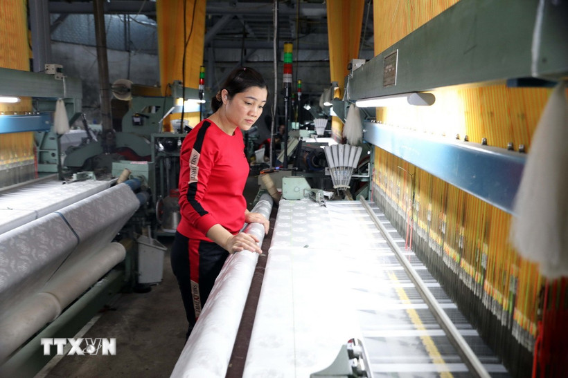 Thợ dệt lụa tại Cơ sở sản xuất kinh doanh lụa Nha Xá Nguyệt Hưng Silk. (Ảnh: Thanh Tuấn/TTXVN)