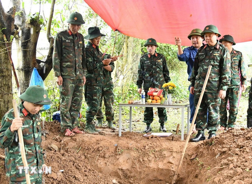 Sư đoàn 968 (Quân khu 4) chỉ đạo Đội tìm kiếm, quy tập hài cốt liệt sỹ tiếp tục mở rộng phạm vi tìm kiếm. (Ảnh: TTXVN phát)